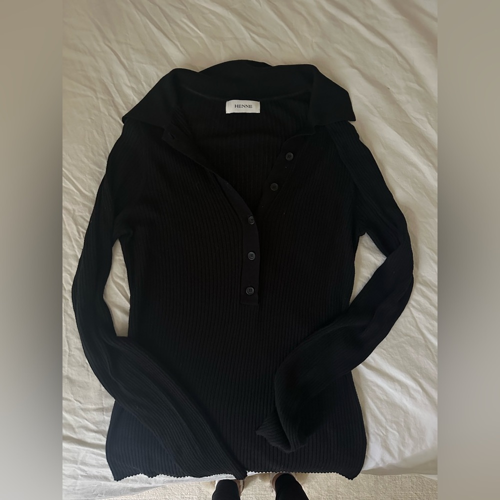 Henne Black Ribbed Henley Top